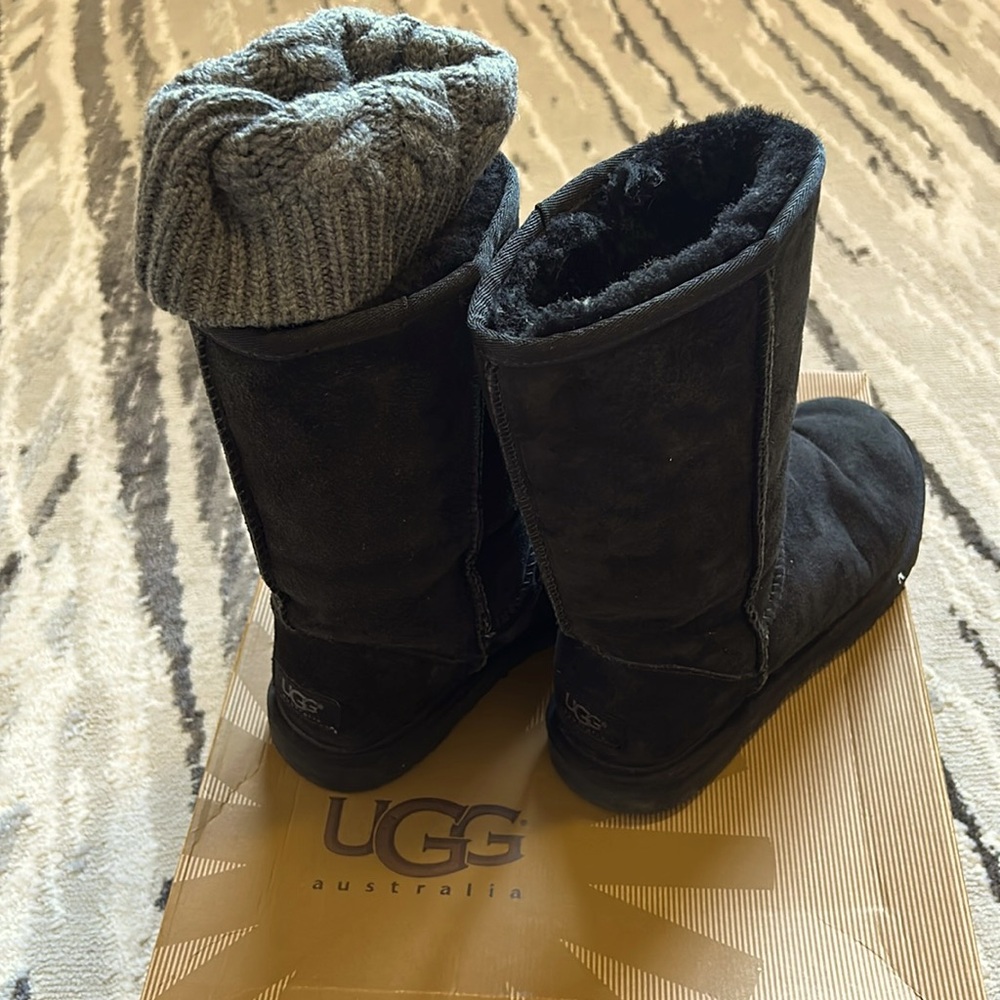 The knit Ugg boot for women. authentic Boot Uggs. Black color in size 6